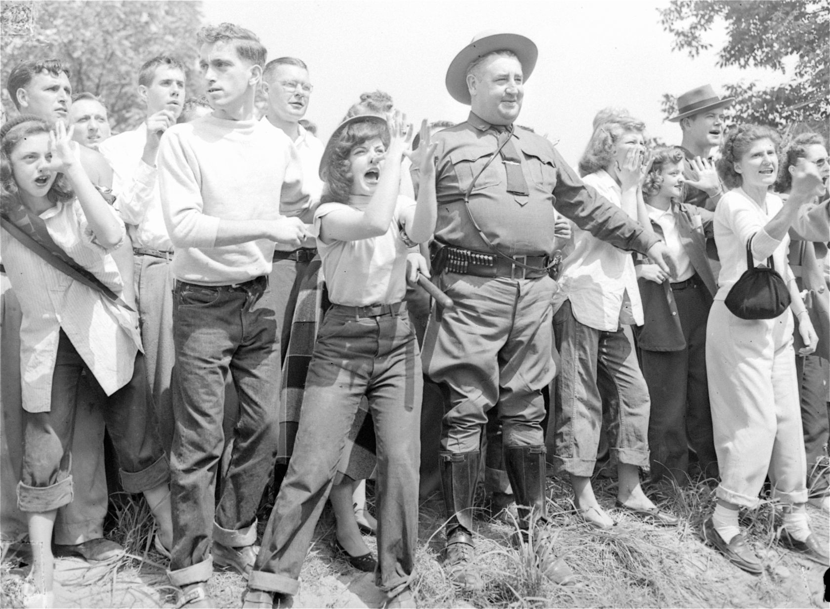 1949: ANTI-ROBESON JEERS